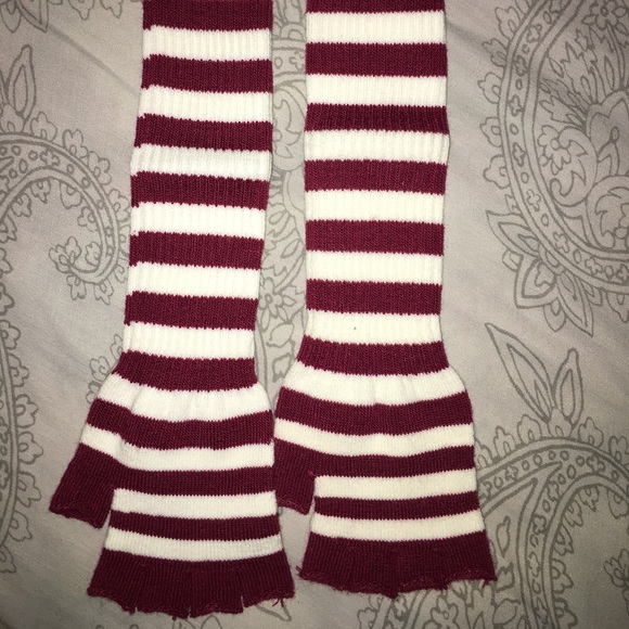 Red and White Striped Gloves - Picture 3 of 3